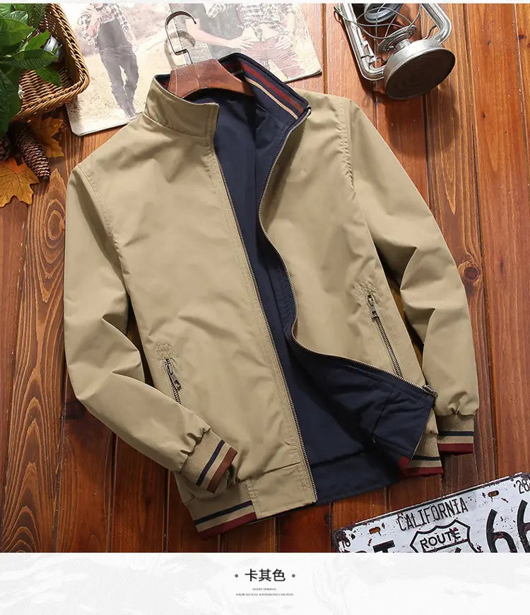 Veste de bomber décontractée pour homme légère beige, doublure bleu marine, poignets à rayures et finition sur le col et les poignets, ainsi que ourlet, conçue comme une veste coupe-vent à fermeture éclair.
