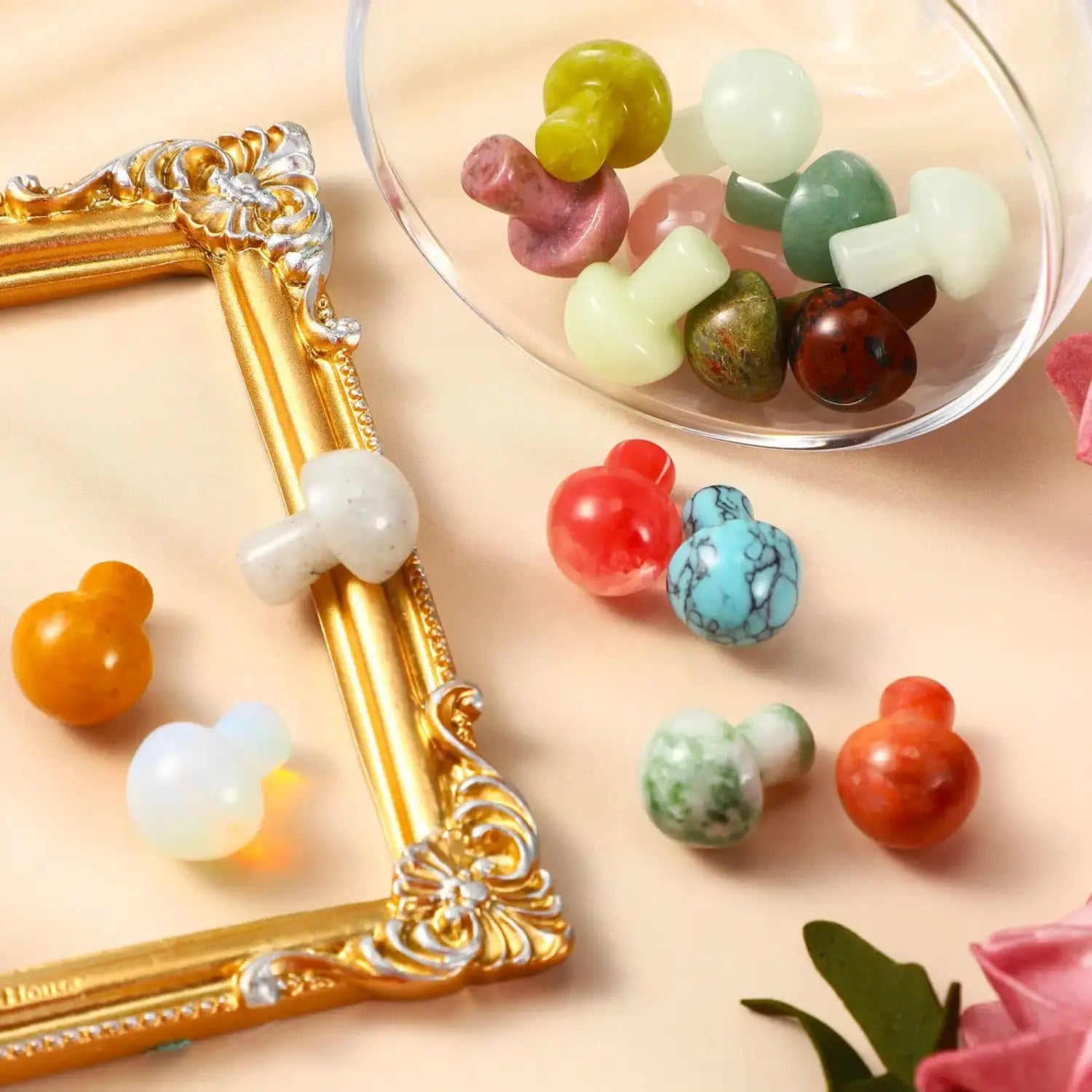 Figuras de hongos pulidas y coloridas hechas con cuentas de piedras preciosas de cristal natural en verde, rojo, azul y naranja para la decoración de mini jardines.