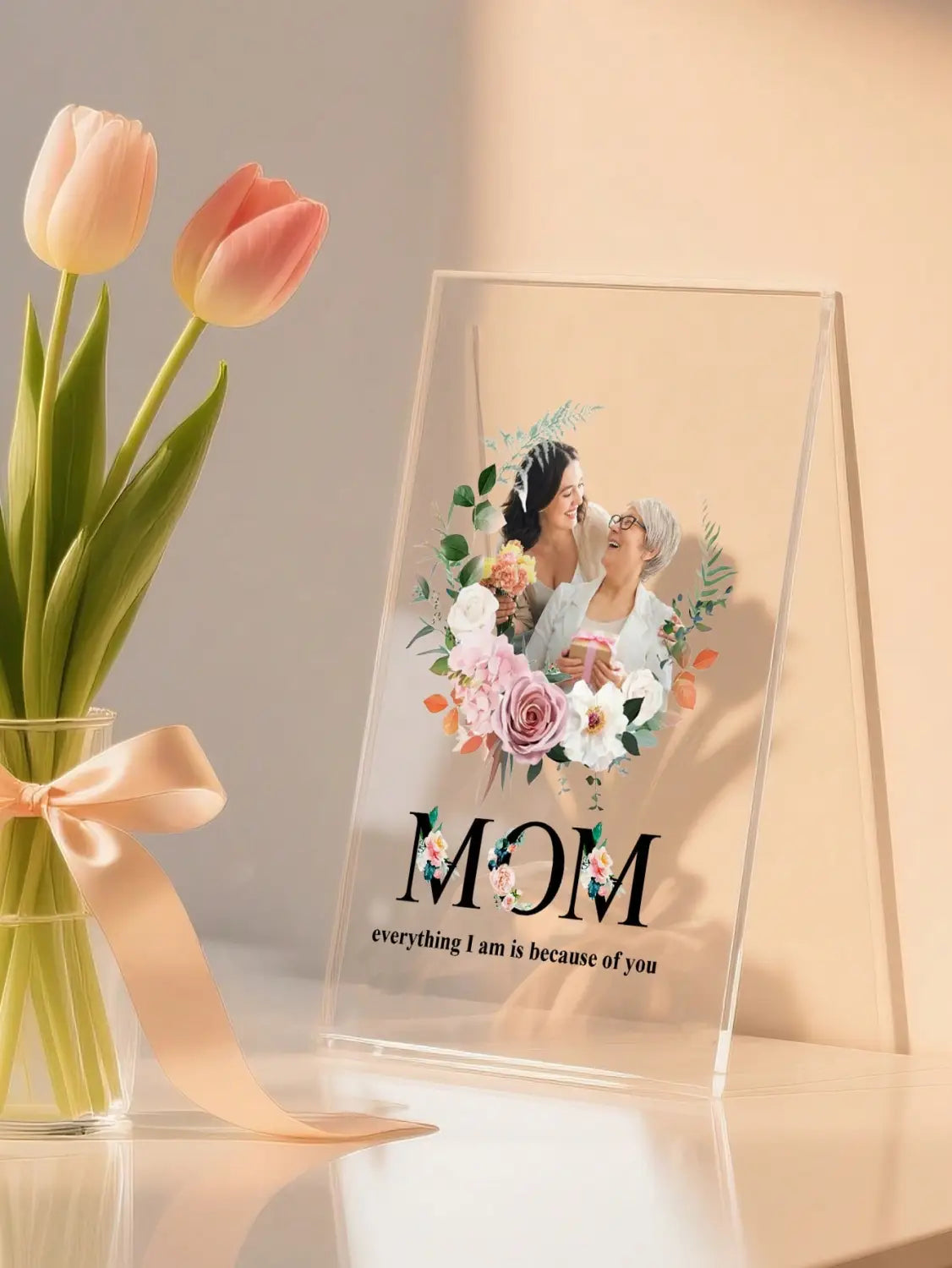 透明アクリル製フォトスタンド。花輪のデザインで囲まれた女性2名の印刷画像と、「mom」の文字を、カスタムのフォトアクリル製プレートとして家族ギフト向けにパーソナライズしました。