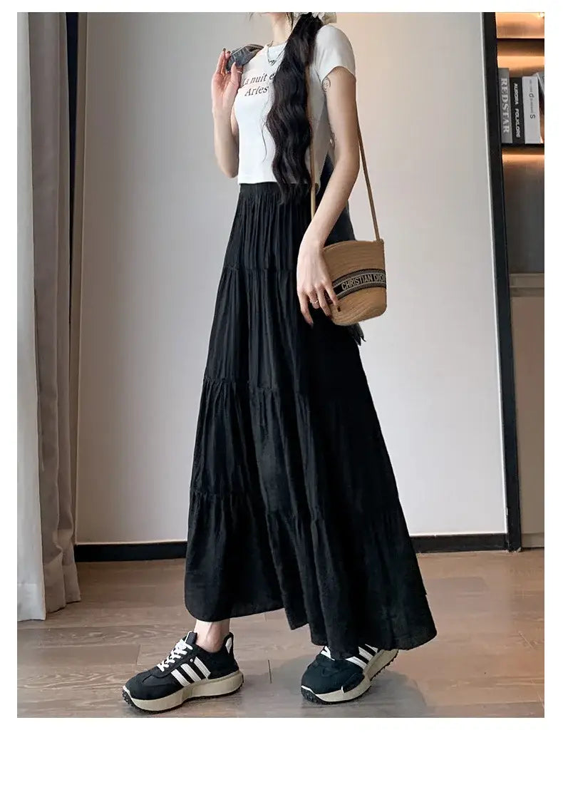 Jupe longue maxi à étages noire, avec un motif plissé fluide et un tissu doux, dans un article intitulé « jupe longue maxi plissée à volants superposés blanche »