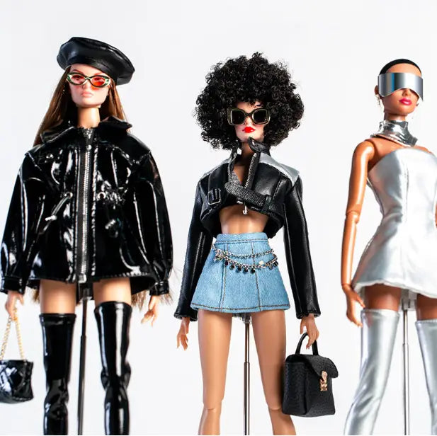 Drei modische 1/6-Skala futuristische Puppenbekleidungen und Accessoires mit einer glänzenden schwarzen Lederjacke und Stiefeln, einem Denim-Minirock mit passendem kurzem Ledertop sowie einem eleganten silbermetallischen Kleid.