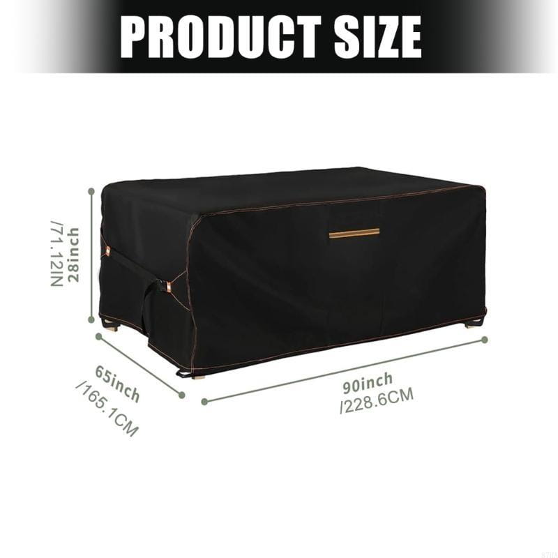 Funda negra impermeable para muebles de exterior hecha de tela Oxford con cremallera de tono dorado y costuras reforzadas.