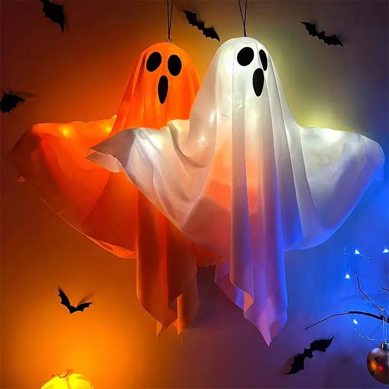 dos adornos colgantes de fantasmas de Halloween luminosos, con forma de fantasma, en color naranja y blanco, hechos de tela translúcida con recortes de ojos y boca negros, para uso en fiestas de Halloween, procedentes de China continental