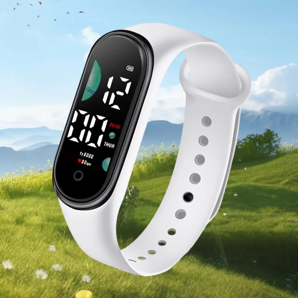 Reloj electrónico con correa de silicona blanca, pantalla de letra grande, pantalla digital negra que muestra la hora, la fecha y el conteo de pasos, diseñado para uso deportivo.