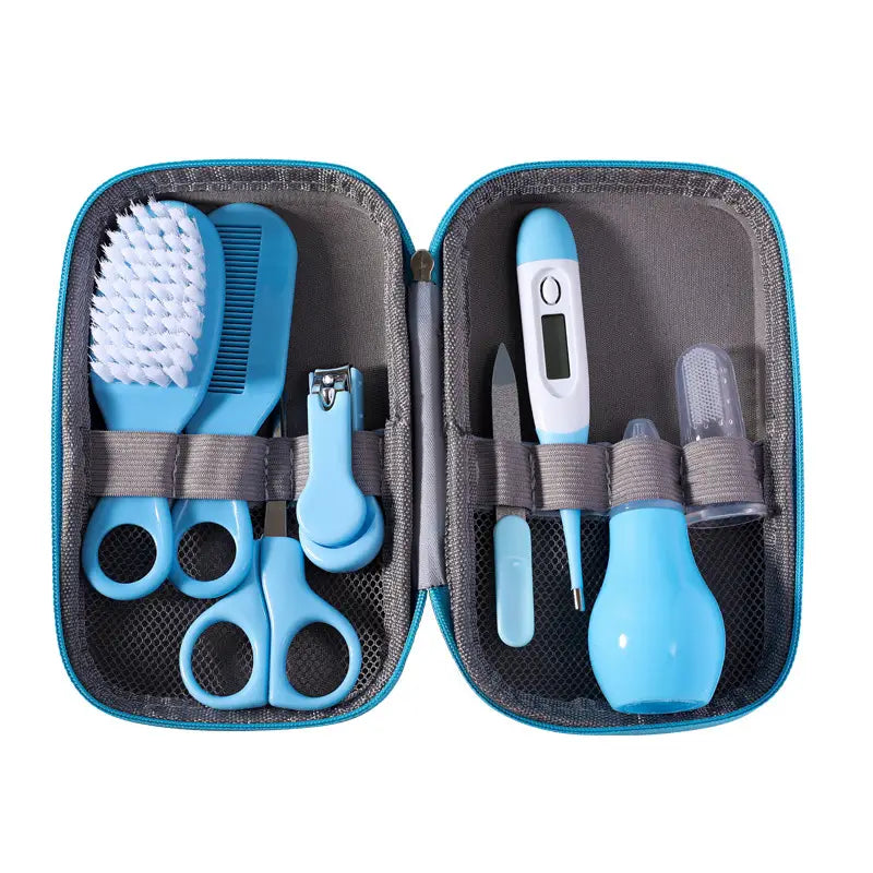 Blaues Pflege- und Grooming-Set für Babys, 8-teilig, mit verschiedenen Werkzeugen, die ordentlich in einer Stofftasche mit Reißverschluss für die Säuglingspflege und das Grooming organisiert sind.