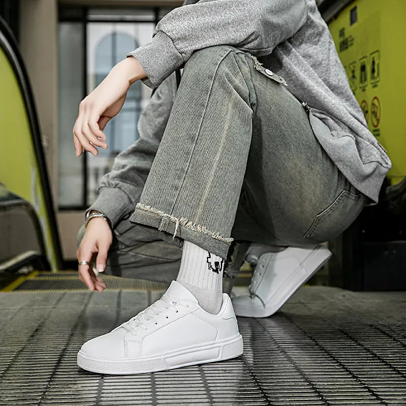weiße Ledersneaker im Low-Top-Format mit einem klaren minimalistischen Design, geeignet für Freizeit und sportliche Leichtgewichtsanwendungen