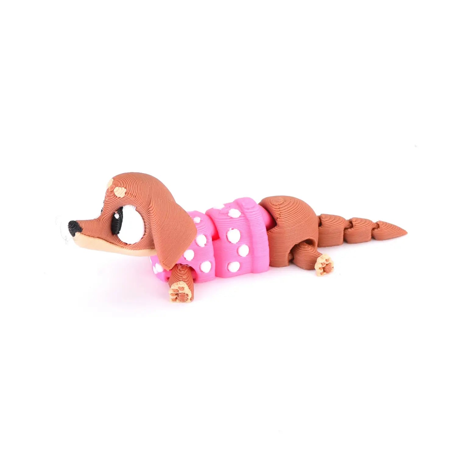 Un charmant petit teckel brun, figurine d’animal imprimée en 3D, produit fini, portant une tenue à pois rose.