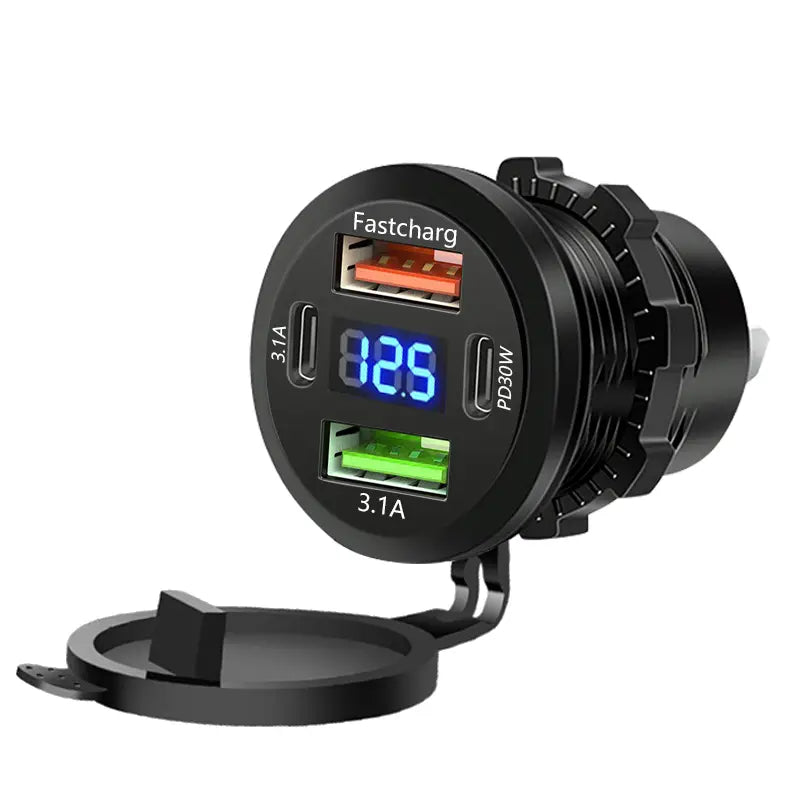 Schwarze, runde 96-W-4-Port-USB-Autoladebuchse mit Voltmetersockel, mit zwei USB-Ports in Orange und Grün sowie einer blauen digitalen Anzeige, die 12,5 Volt zeigt.