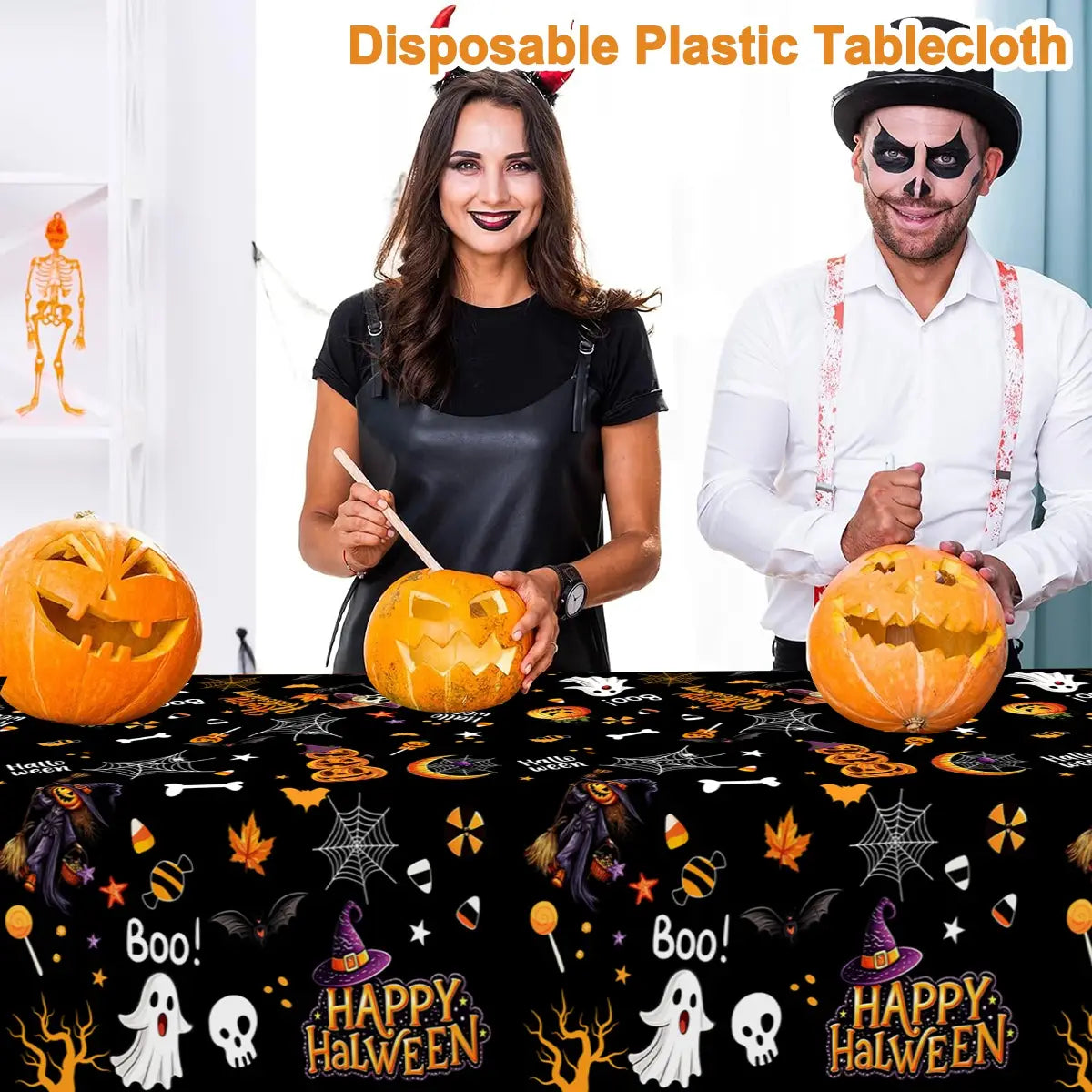 Nappe de table jetable en plastique noir pour Halloween avec des fantômes, des crânes, des chauves-souris et le texte « Happy Halloween » en lettres orange, mesurant 130x220 cm, vue de dessus.