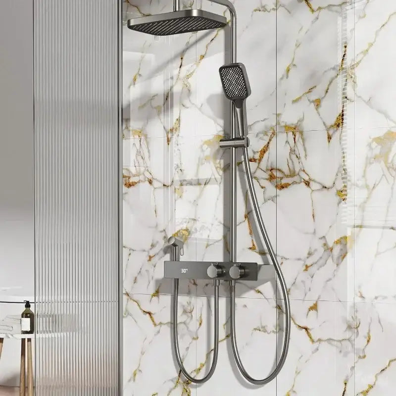 Sistema de ducha negro mate moderno con cabezal de lluvia cuadrado y boquilla de mano montada en un soporte de pared cromado, mostrado en pegatinas para azulejos con respaldo adhesivo a prueba de agua para paneles de mármol.