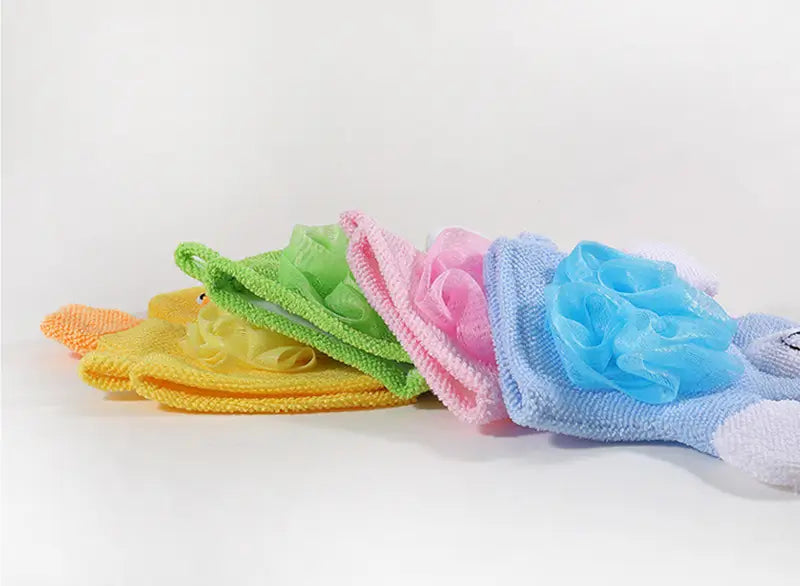 Ein Set bunter Plüsch-Badehandschuhe für Babys in Tierform mit weichem, strukturiertem Stoff und dekorativen Luffa-Schwämmen für eine sanfte Verwendung unter der Dusche und im Bad.