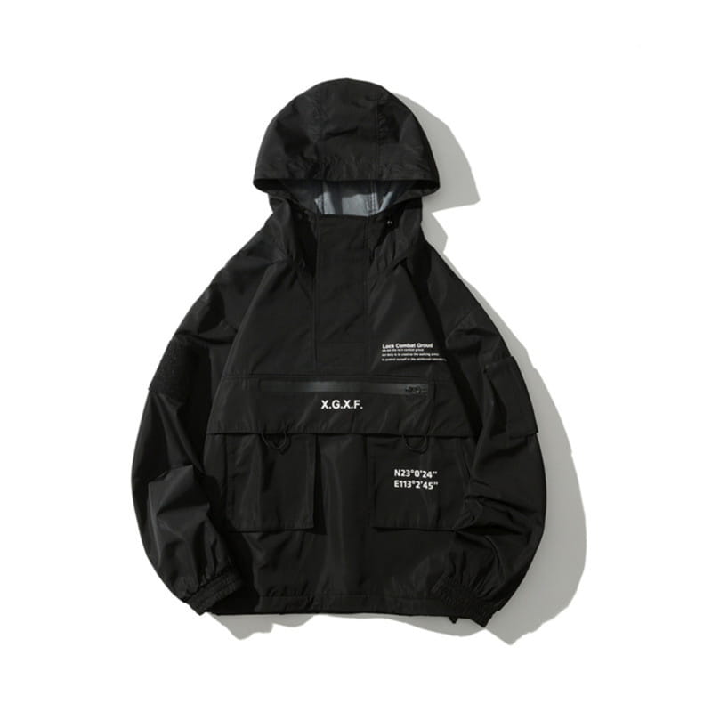 Veste imperméable à capuche tactique techwear noire x.g.x.f, présentée de dos, avec un design imperméable noir élégant, idéal pour un usage tactique