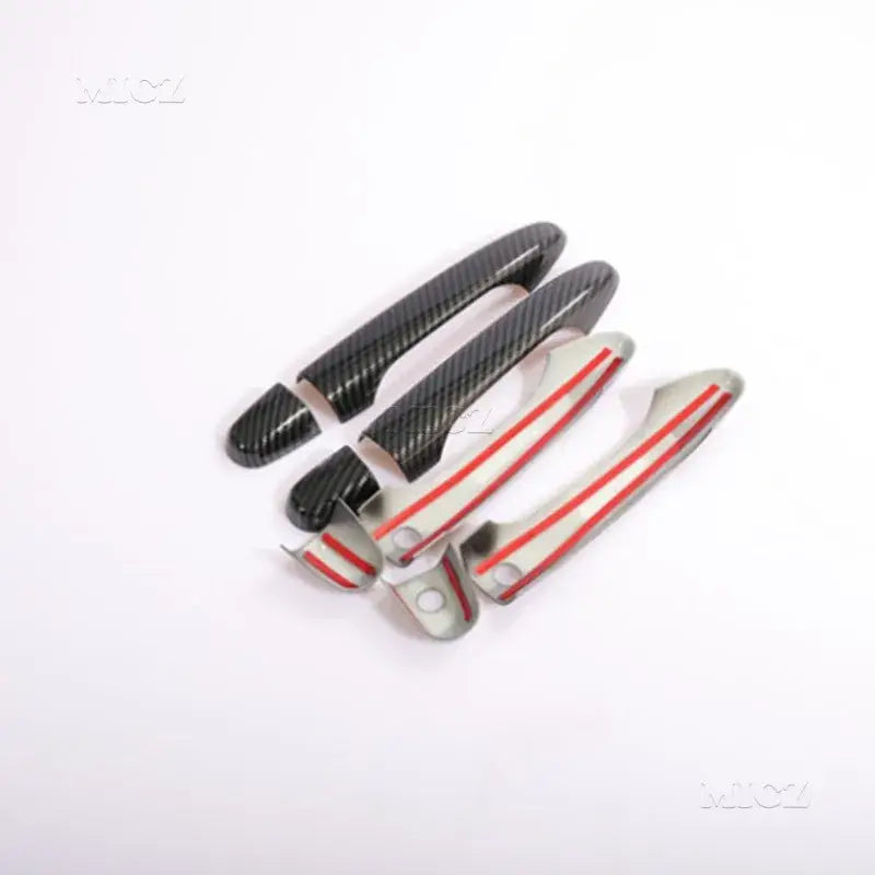 Juego de cuatro cubiertas de manijas de puerta estilo fibra de carbono con acabado cromado para Honda Civic CR V de 2012 a 2016, con dos cubiertas negras con tejido texturizado y dos cubiertas blancas con franjas rojas marcadas.