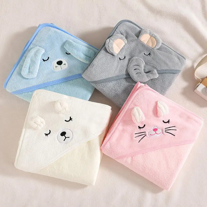 Baby-Bademantel- und Handtuch-Set mit Kuscheltier, mit Kapuze, bestehend aus weichen, plüschigen Handtüchern in Pastellblau, Grau, Weiß und Pink mit bestickten Tiergesichtern, einschließlich angenähter Augen, Nasen, Ohren und Schnurrhaaren.
