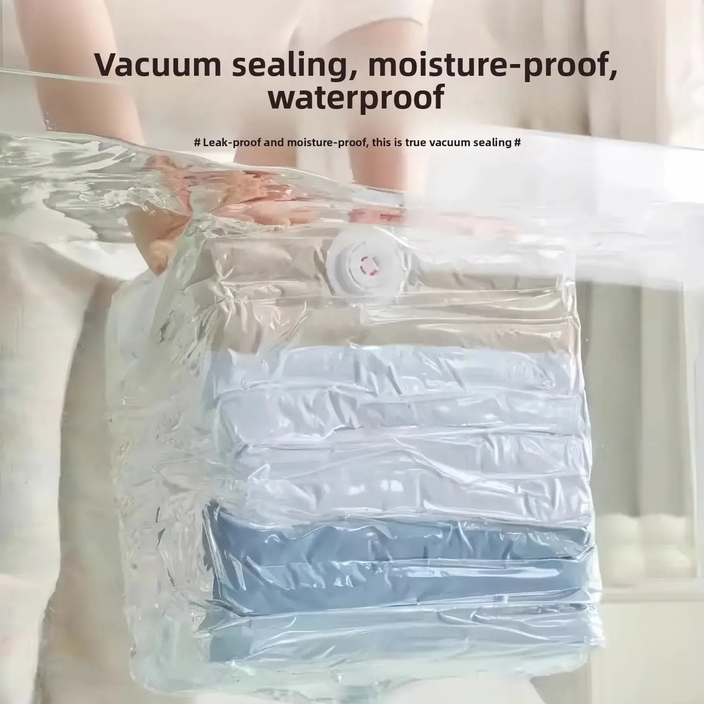 Großer transparenter Vakuum-Aufbewahrungsbeutel für Kleidung und Quilts mit einem weißen Ventil, in dem ordentlich gefaltete Kleidungsstücke in Hellblau und Grau enthalten sind