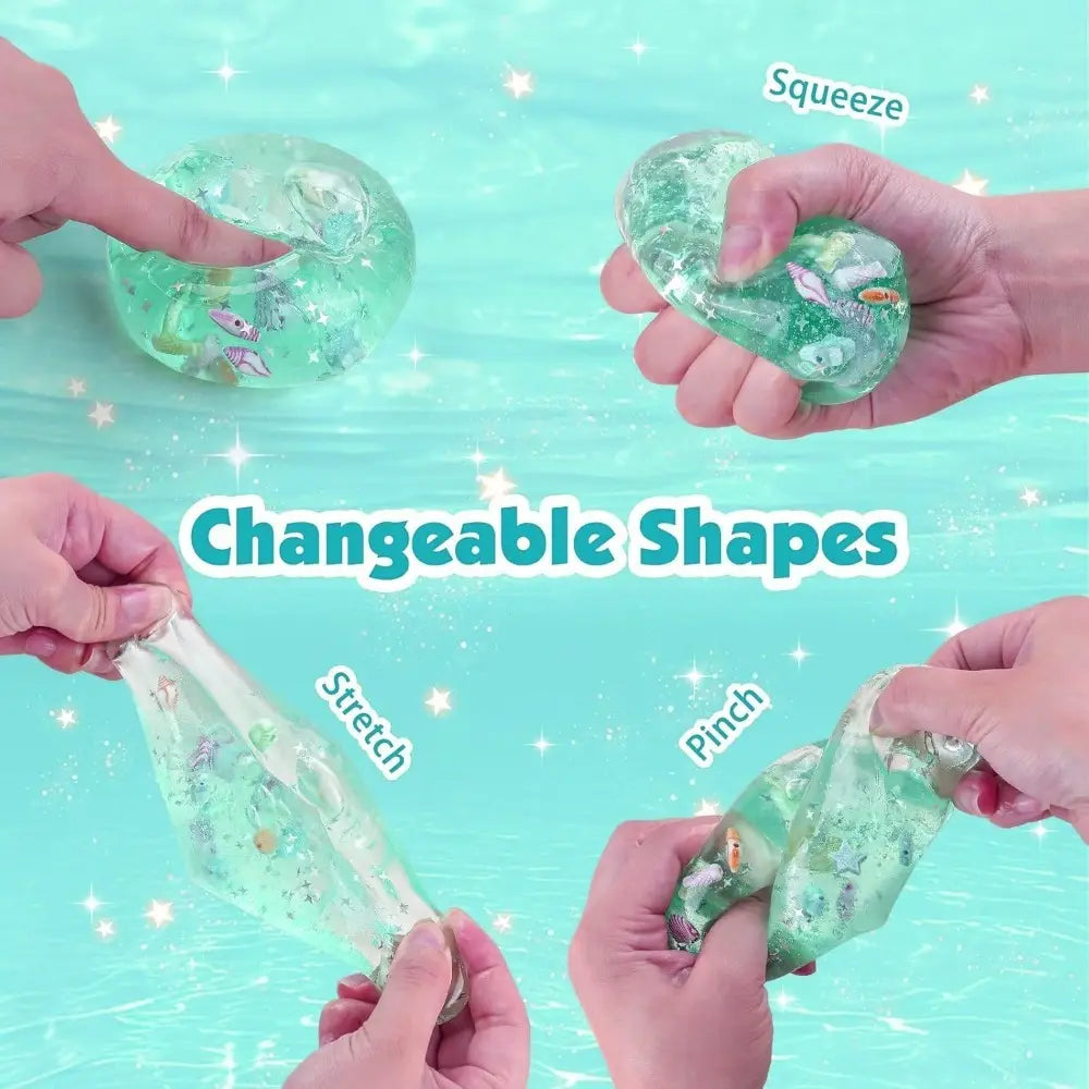 Ein durchscheinender grüner, gelartig wirkender Ocean-Shell-Fidget-Toy, weicher Würfel-Stressball, gefüllt mit Glitzer und kleinen Meerestier-Figuren.