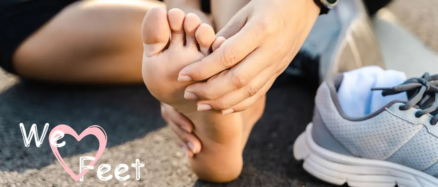 Sportlicher Schuh in Grau und Weiß mit schwarzen Schnürsenkeln, dargestellt zusammen mit Damen-Touchscreen-Winterhandschuhen mit Kunstfell und windabweisendem Design.