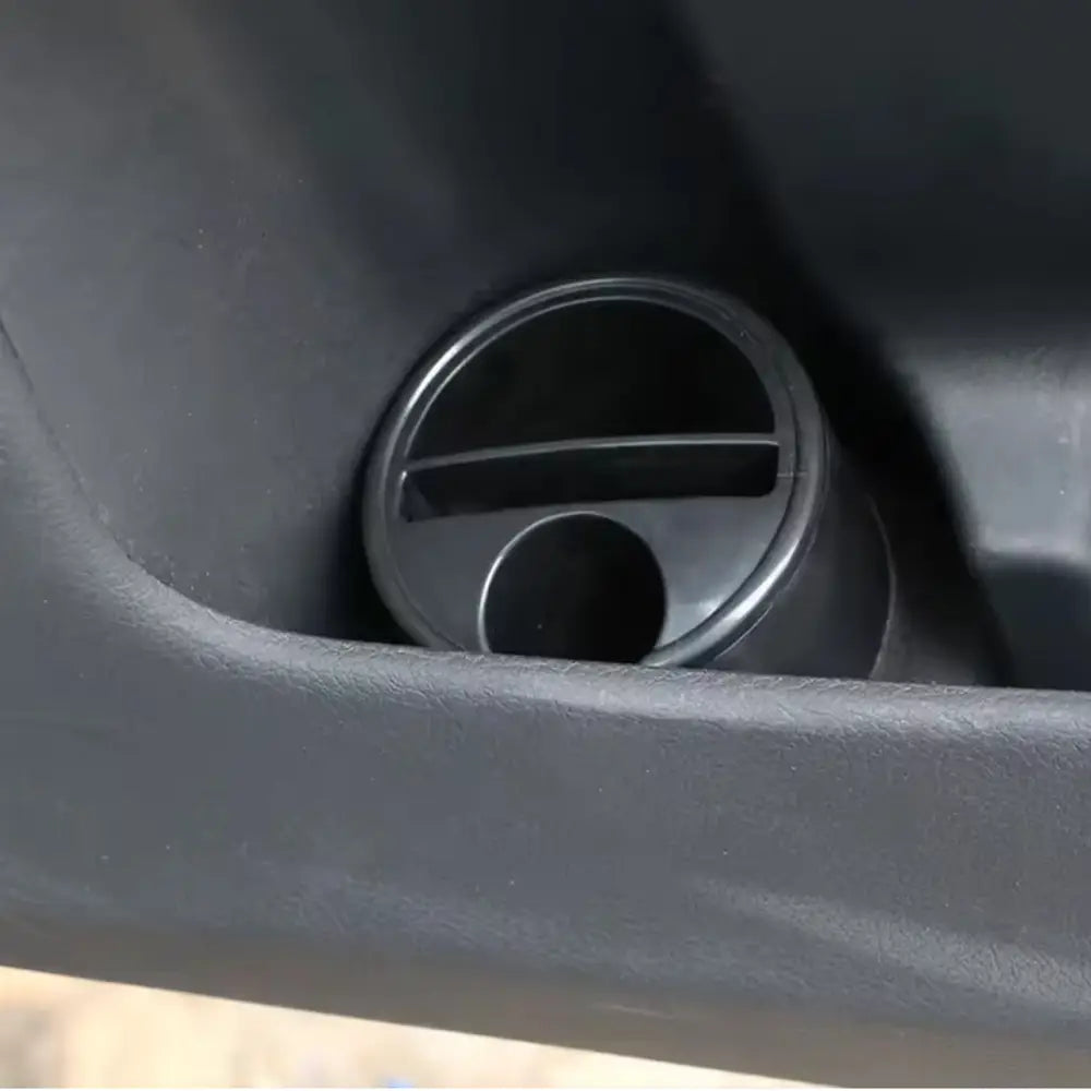 boîte de rangement pour organisateur de cartes et pièces de voiture en plastique noir, avec une forme circulaire et une ouverture centrale pour l’insertion dans le porte-gobelet