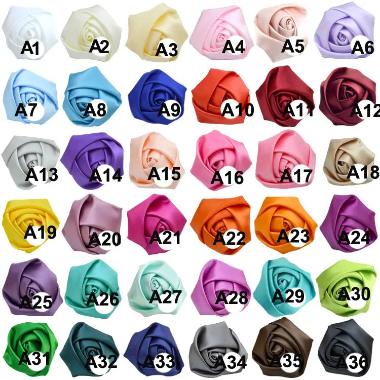 Un bouquet de mariée en satin fuchsia comprenant une collection de fleurs de roses en satin aux teintes variées et éclatantes, avec une finition lisse et brillante, rehaussée d’accents de strass dorés
