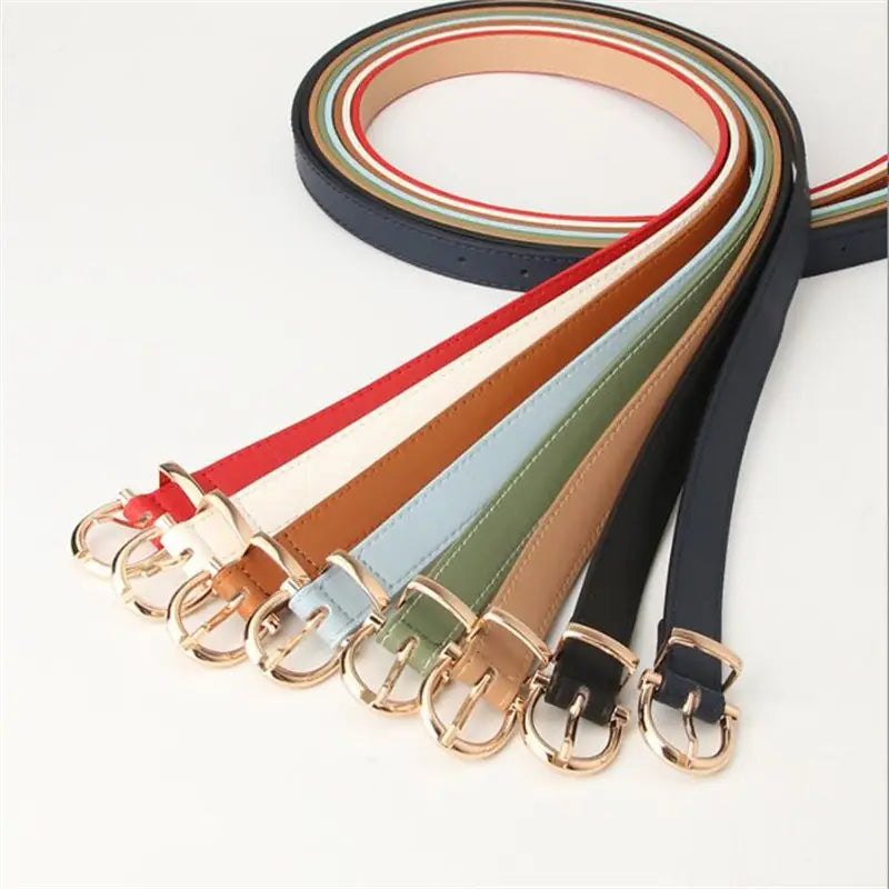 Un conjunto de cinturones de piel sintética (PU) para mujer en diseños delgados y coloridos con hebillas de tono dorado y material de aspecto de cuero liso para las cinturas.
