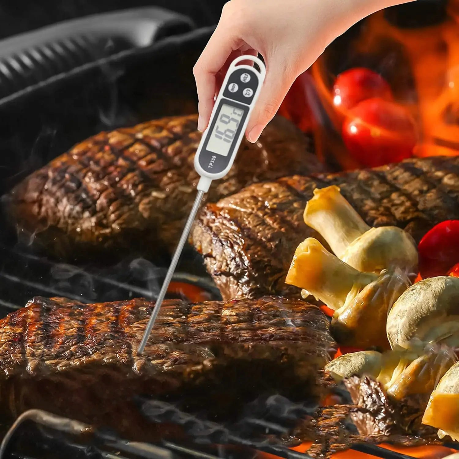 Weiße digitale Fleischthermometer für sofortiges Ablesen mit langem Metallfühler und schwarzen Tasten, die 16,9 Grad Celsius anzeigen, während sie in gegrilltes Steak eingeführt sind.
