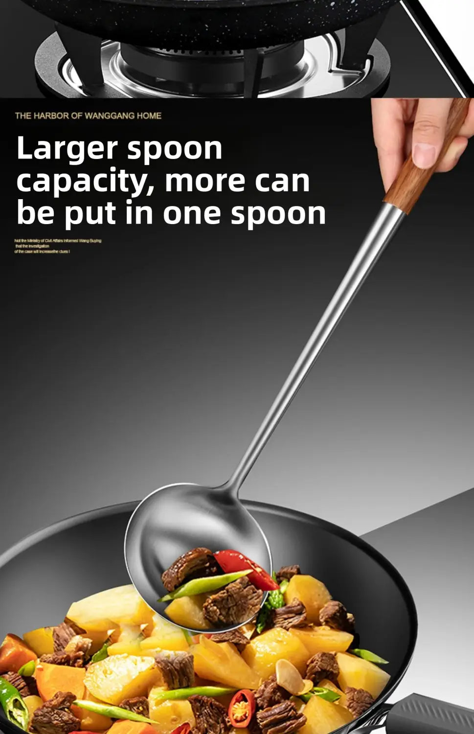 Une louche à wok en acier inoxydable, avec une finition polie et un manche en bois au ton chaleureux, est utilisée pour prélever des aliments dans un wok au moyen d’un ensemble de spatule à wok et de louche en acier inoxydable.
