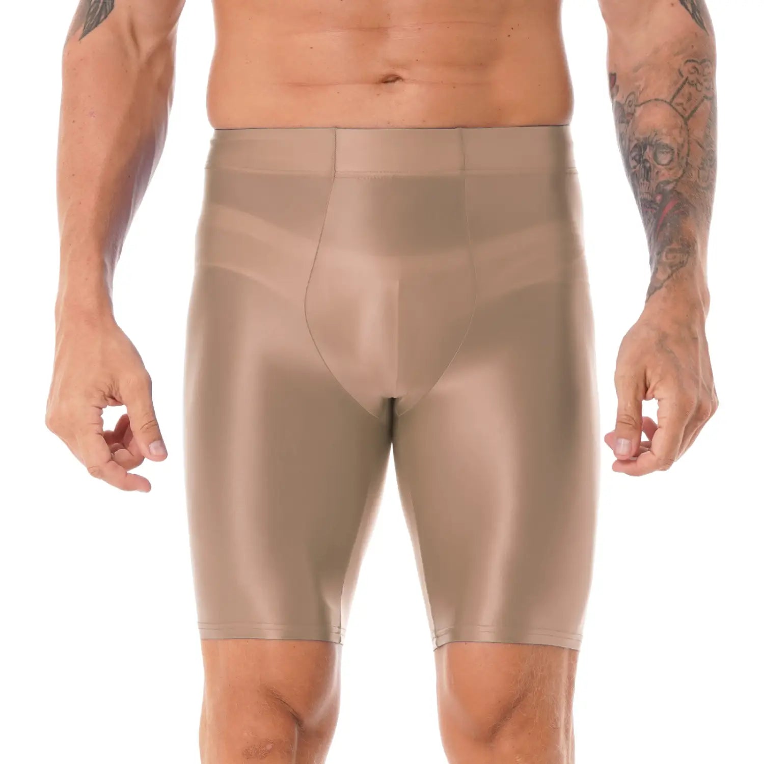 Shorts de compresión beige ajustados, con tejido brillante liso y paneles sutiles para brindar soporte, que complementan la camiseta de compresión para hombre de manga larga y acabado brillante.