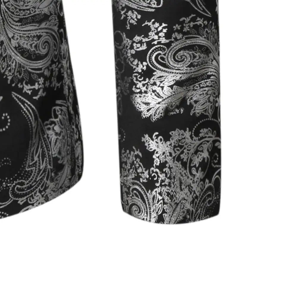 Schwarzer Stoff mit aufwendigen silbernen Paisley-Mustern, verwendet für ein Slim-Fit-Einreiher-Sakko für elegantes Freizeit-Outfit