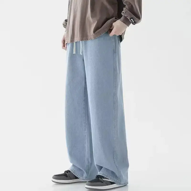 Jeans en denim Y2k à jambes larges et ample pour hommes en bleu clair, coupe décontractée et fuselée, avec des cordons blancs à la taille.