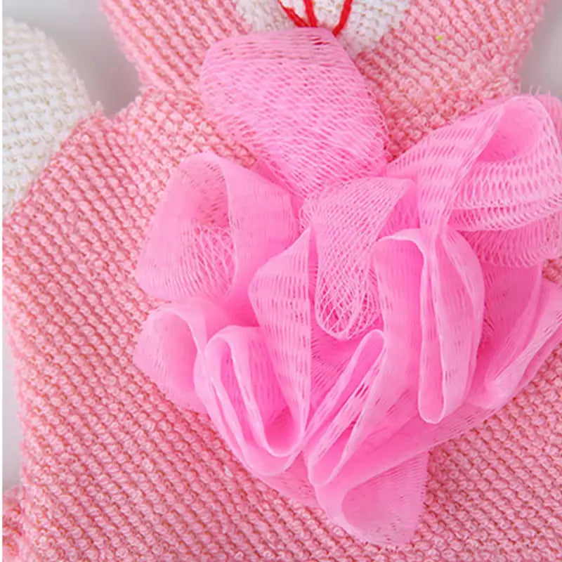 Pinkes Netzblumen-Element, angebracht an einem pinken, gestrickten Hasen-in-Babyduschschwamm-Tierform aus weichem Material, zur Verwendung als Bade-/Duschhandtuch.