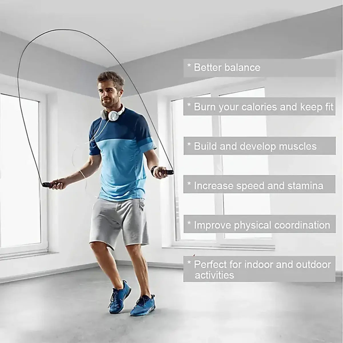 Verstellbares Springseil aus Stahldraht in Schwarz mit ergonomischen Griffen, entwickelt für komfortable Fitness-Workouts