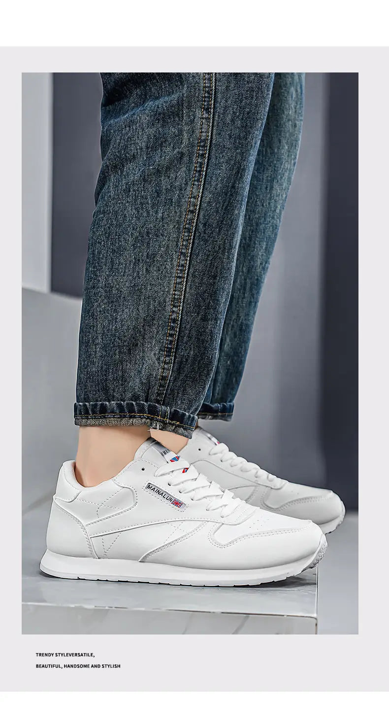 Herren-Freizeitsneaker aus weißem Leder mit klassischem sportlichem Design und dezenten Markenzeichen an der Seite.