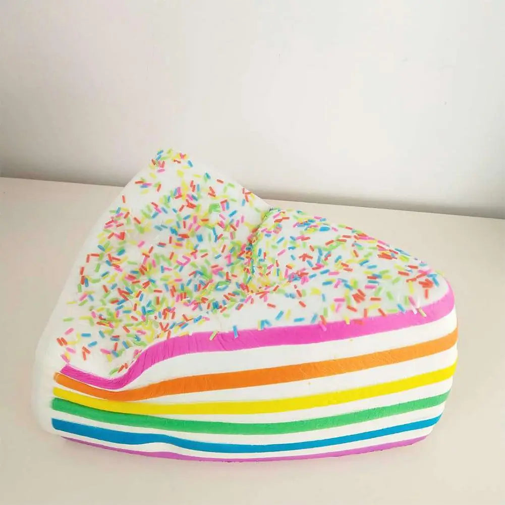 Jouet antistress à gâteau arc-en-ciel à rebond lent, en forme d’un gâteau souple multi-couches, avec des rayures arc-en-ciel et des vermicelles colorés sur le dessus