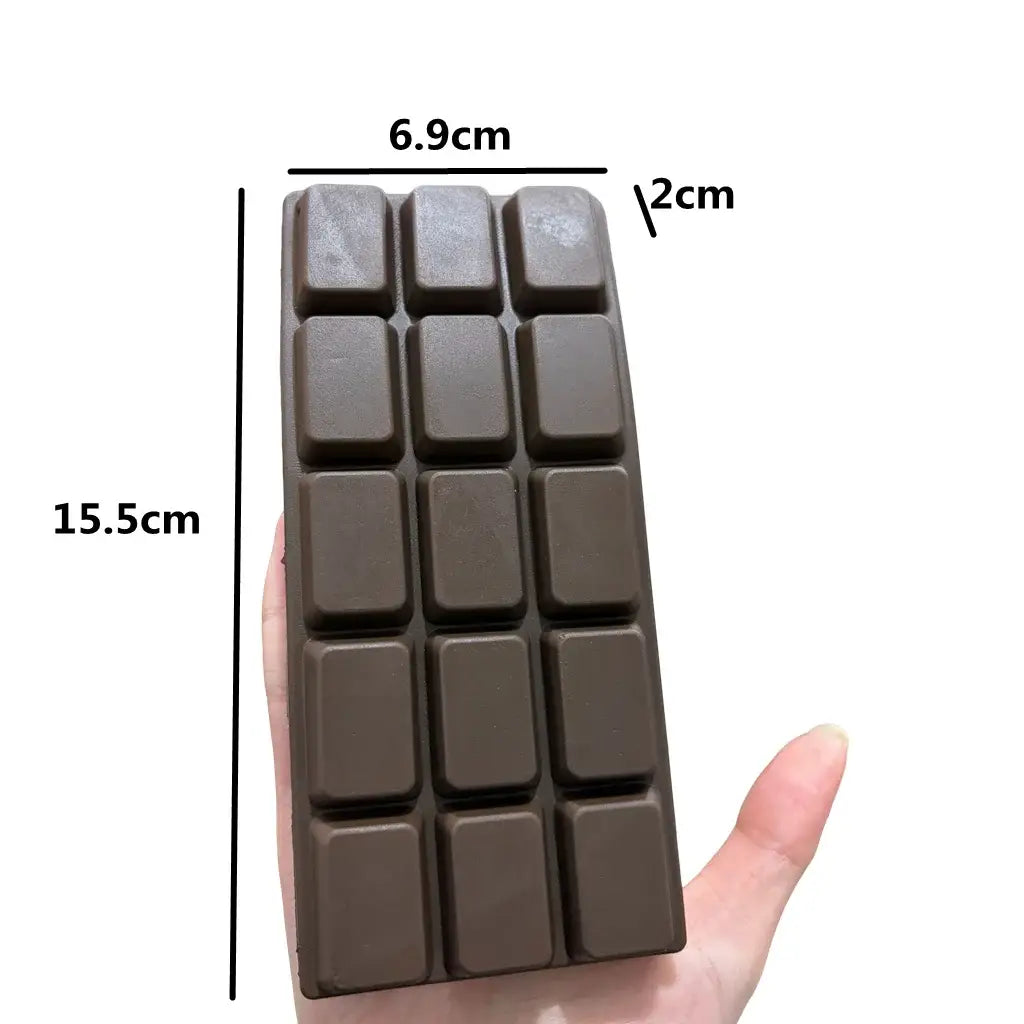 juguete exprimible de chocolate marrón oscuro de 15,5 cm de longitud, elaborado con plástico liso y con un diseño segmentado para aliviar el estrés y facilitar el manejo.