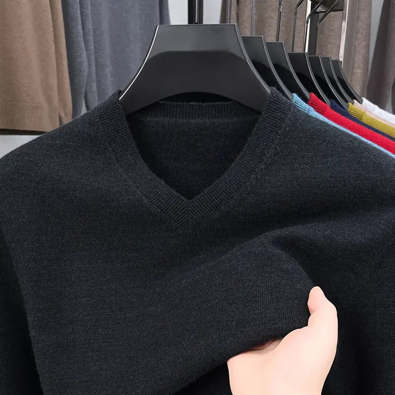 Dunkelgrauer Herren-V-Ausschnitt-Strickpullover aus weichem, strukturiertem Strickmaterial, ideal für den Freizeit- und formellen Anlass