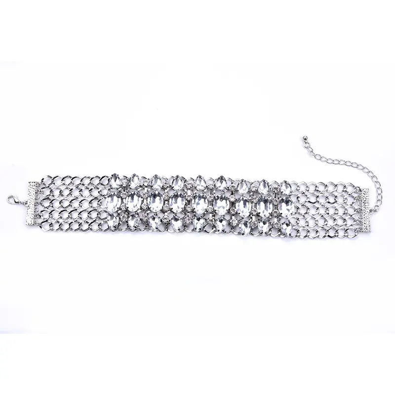 Un collier ras du cou en cristal arc-en-ciel à multiples brins en strass argentés, présentant une conception de maille à plusieurs couches avec une chaîne réglable.