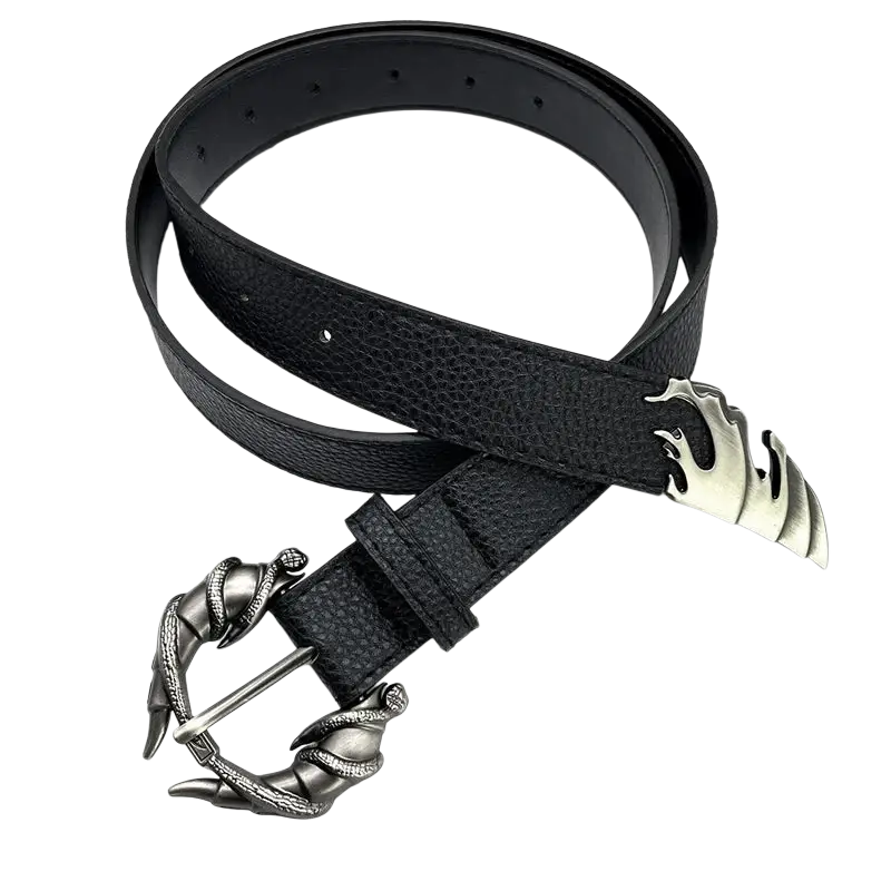 Cinturón de cuero negro con acabado texturizado, con hebilla con cabeza de dragón en tono plateado y un adorno metálico con forma de llama.