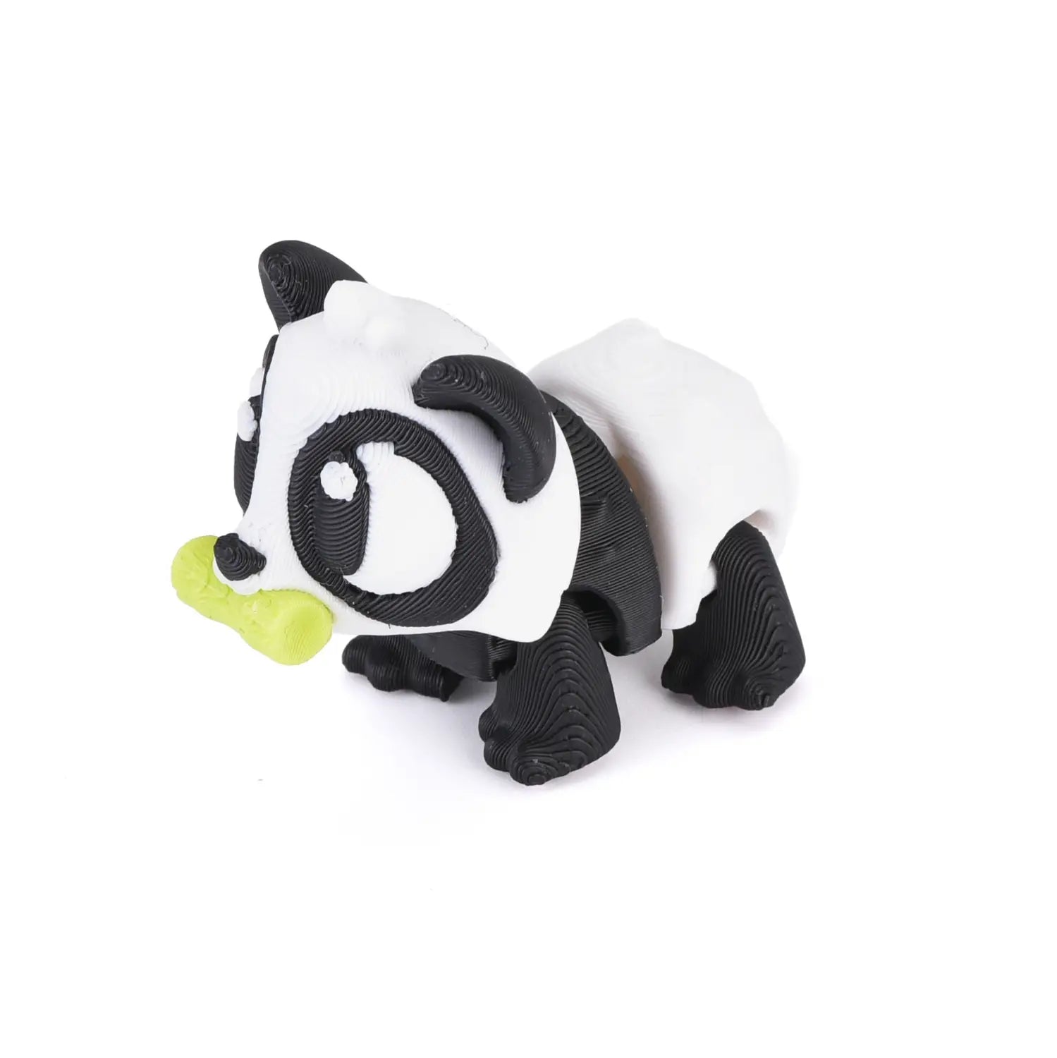 Un jouet panda en peluche noir et blanc tenant un os vert citron, présenté comme produit fini de figurine d’animal imprimée en 3D.