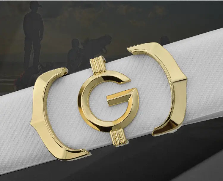 Anneau de serviette en métal de couleur dorée présentant un motif de logo g à entrelacement particulièrement présent, associé à une ceinture en cuir blanc pour homme avec logo g à entrelacement.