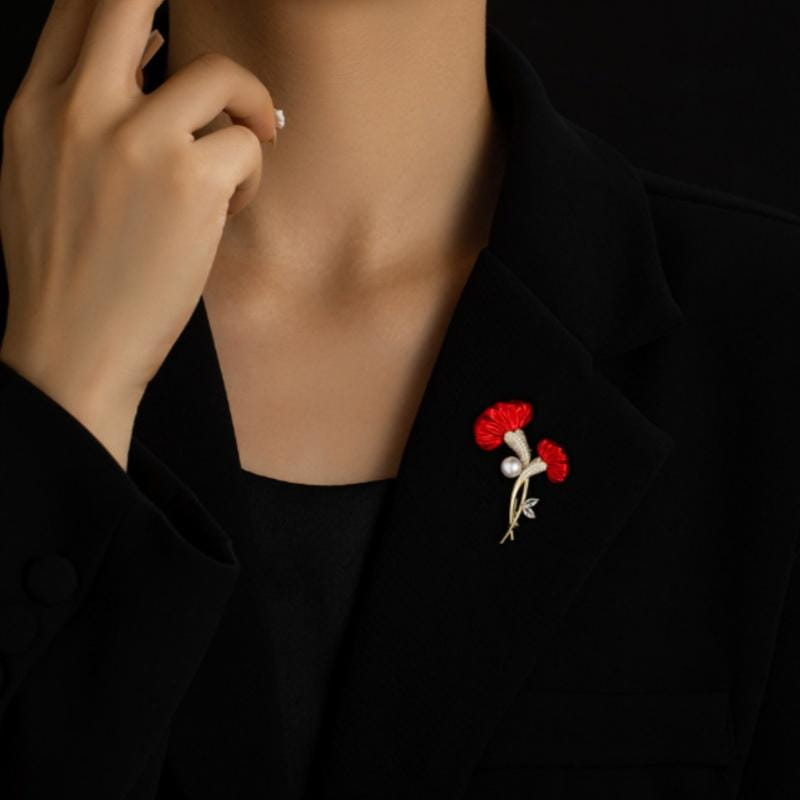 Broche à épingle délicate en perle de cristal en forme de fleur rouge, présentant une tige à ton argenté et des accents de perles.