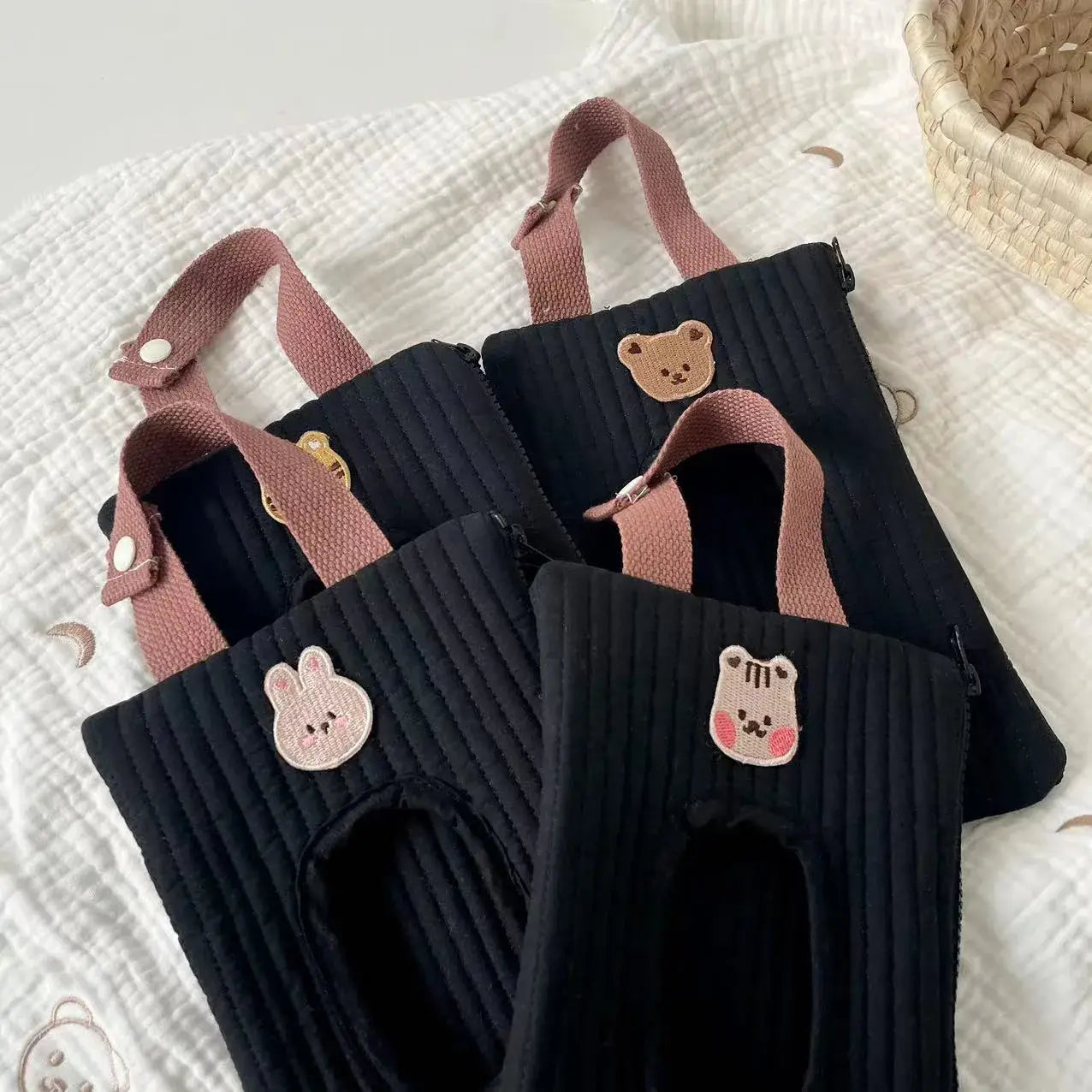 ピンクの布製ハンドルと刺繍の動物フェイスを備えた、黒のコーデュロイのキルティングベビーカーティッシュホルダー兼ウェットワイプ用ポーチ