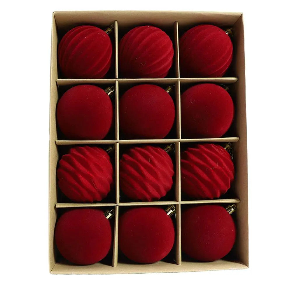 Christbaumkugeln aus rotem Samt in Samtoptik mit gerippter Struktur und metallischen Kappen in einer grünen Sortimentsauswahl, 12-teilige Packung