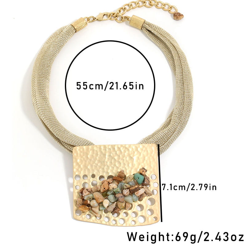 Collier ras du cou géométrique pour femmes, doté d’un pendentif en métal martelé à finition dorée, avec un design carré perforé et des pierres multicolores intégrées.