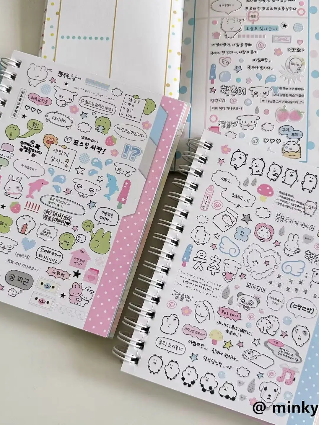 rosarot-weiß gepunktetes, spiralgebundenes Notizbuch mit Kawaii-Kpop-Cartoon-Stickerseiten zur Verwendung für Schreibwaren und zum Journaling