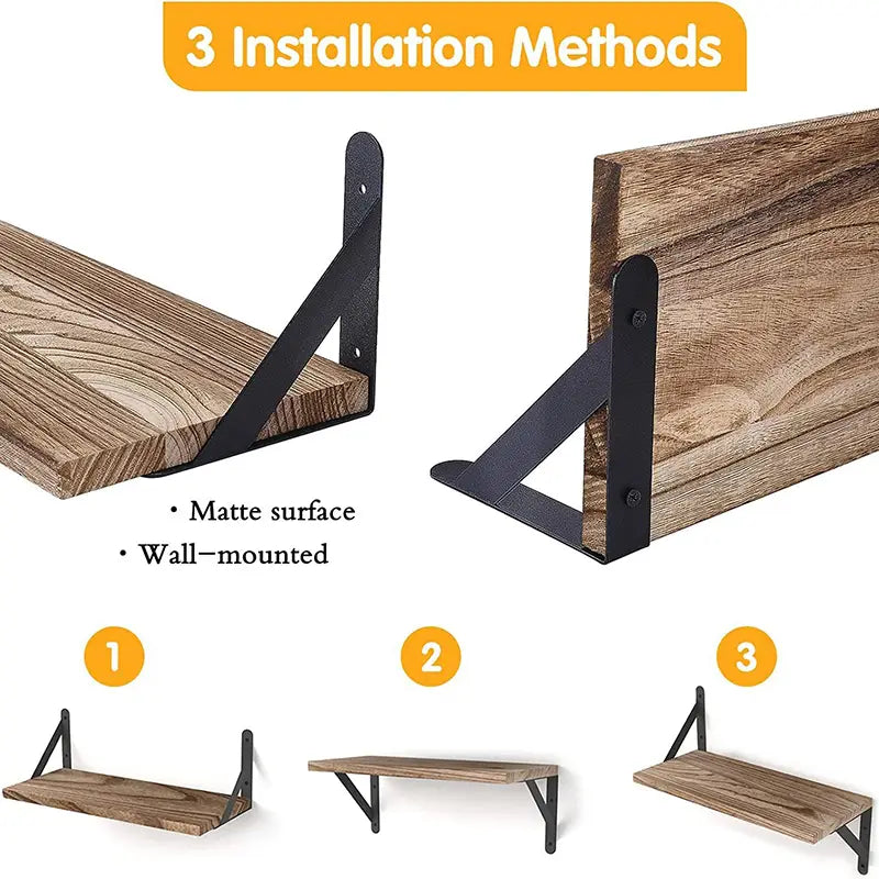 Un ensemble d’étagères murales flottantes en bois servant de rangement, avec une finition rustique et des supports en métal noir mat, conçu comme élément décoratif et rangement pour le salon.