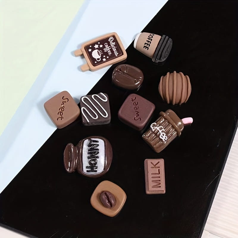 juego de imanes para mini nevera de café que presenta diseños de resina con temática de chocolate en formas y colores variados, vistos desde el ángulo frontal