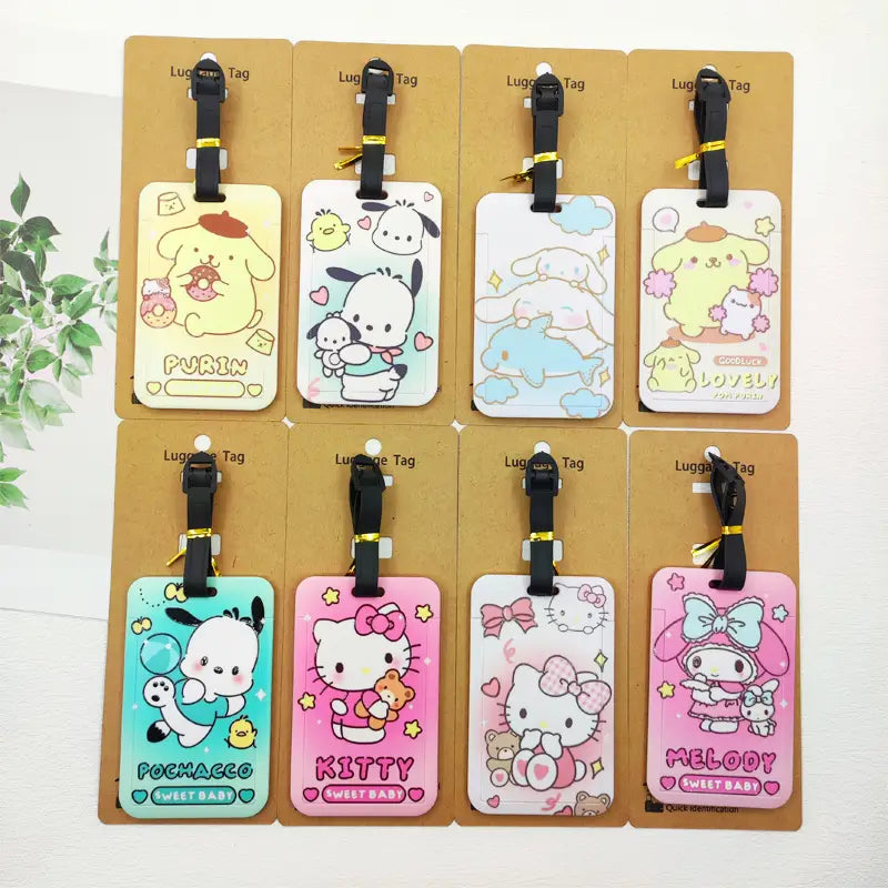 Ensemble de huit étiquettes de bagage colorées à thème cartoon Hello Kitty, en plastique brillant avec des sangles noires pour l’identification de la valise.