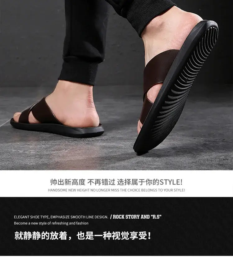 Herren-Echtleder-Slipper in Schwarz mit glattem, minimalistischem Design und strukturierten Gummisohlen.