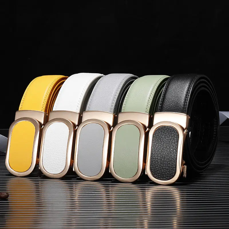 Cinco cinturones de cuero modernos y elegantes en amarillo, blanco, gris, verde salvia y negro, con hebillas automáticas de acabado en tono dorado pulido, diseñados para hombres informales.