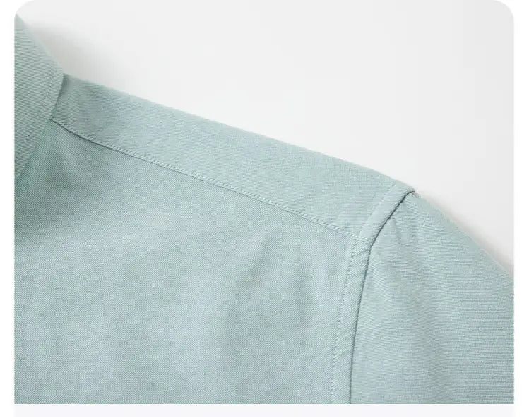 Camisa Oxford de algodón color azul claro, corte slim fit, para hombre, con una tela en verde menta suave, con cuello y costura del hombro cosidos con esmero.